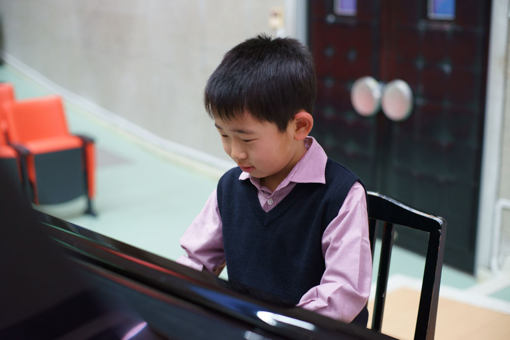 ピアノ演奏、子どもの音楽活動、合唱、舞台発表の様子